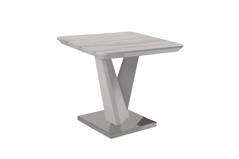 Mesa de exterior cuadrada de diseño moderno sobre fondo blanco.