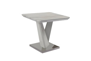 Mesa de exterior cuadrada de diseño moderno sobre fondo blanco.