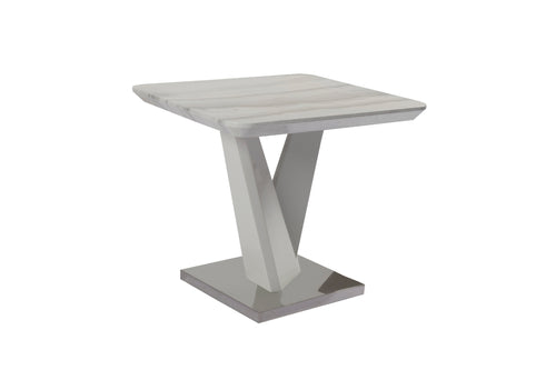 Mesa de exterior cuadrada de diseño moderno sobre fondo blanco.