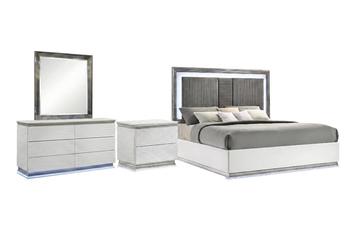 Juego de habitación de color blanco y gris con luces LED integradas que incluye una cama, una mesa de noche y un gavetero con espejo sobre un fondo blanco. 