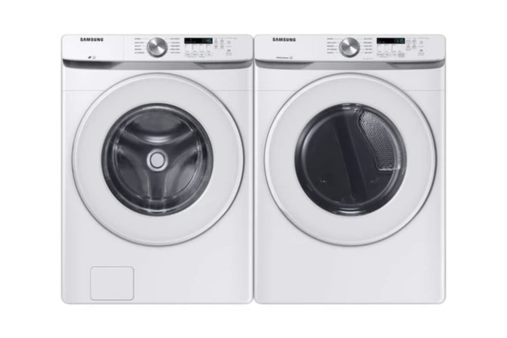 Conjunto de lavadora y secadora de carga frontal Samsung en color blanco, mostradas una al lado de la otra sobre un fondo blanco liso.