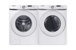 Conjunto de lavadora y secadora de carga frontal Samsung en color blanco, mostradas una al lado de la otra sobre un fondo blanco liso.