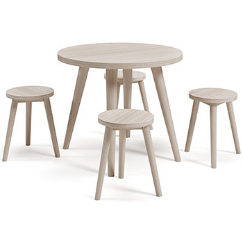 Mesa redonda de madera con cuatro taburetes sobre un fondo blanco.