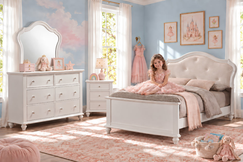 Juego de habitación con cama blanca tapizada y cabecera, gavetero blanco con espejo arqueado y mesa de noche blanca con lámpara, sobre un fondo blanco