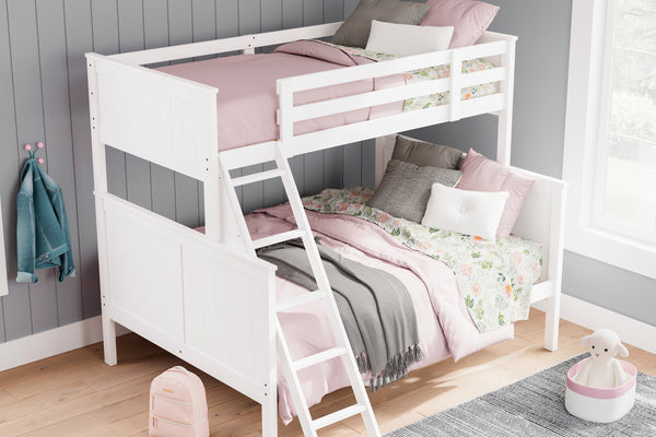 Litera blanca con ropa de cama rosa en una habitación con paredes grises y suelo de madera.