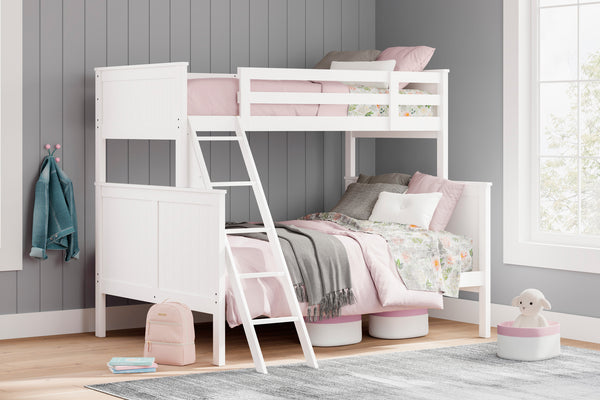 Litera blanca con ropa de cama rosa en la habitación de un niño