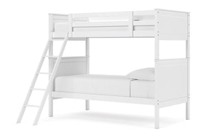 Litera de madera blanca con escalera sobre fondo blanco