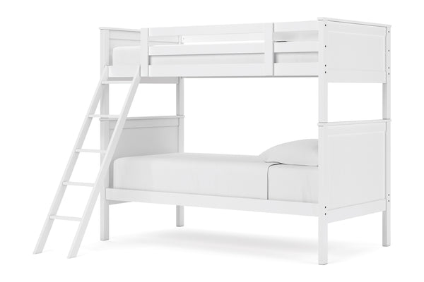 Litera de madera blanca con escalera sobre fondo blanco