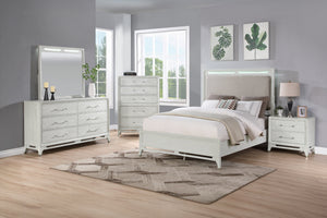 Un conjunto de muebles de dormitorio con luces LED y de seis piezas con acabado en gris claro, que incluye una estructura de cama, una mesa de noche, un gavetero con espejo, y un chest en la esquia de un dormitorio de estilo moderno con una alfombra gris y suelo de madera clara.