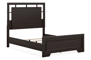 Estructura de cama de madera oscura sobre fondo blanco. 