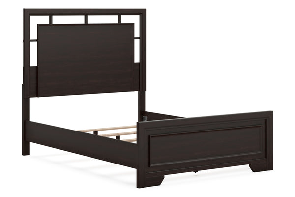 Estructura de cama de madera oscura sobre fondo blanco. 