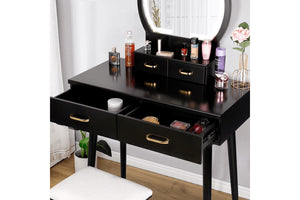 Vanity negro con espejo y varios elementos sobre fondo blanco.