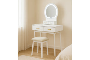 Vanity blanco con espejo iluminado y taburete en un ambiente de habitación.