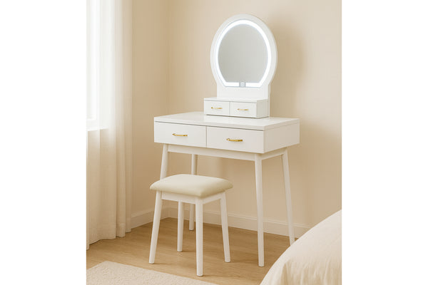 Vanity blanco con espejo iluminado y taburete en un ambiente de habitación.