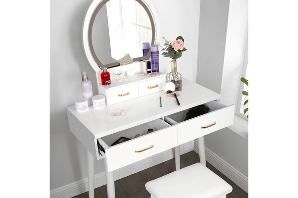 Vanity blanco con espejo y artículos de maquillaje sobre un fondo gris.