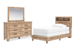 Conjunto de muebles de habitación de madera con cama con estantería en la cabecera, gavetero con espejo sobre fondo blanco.