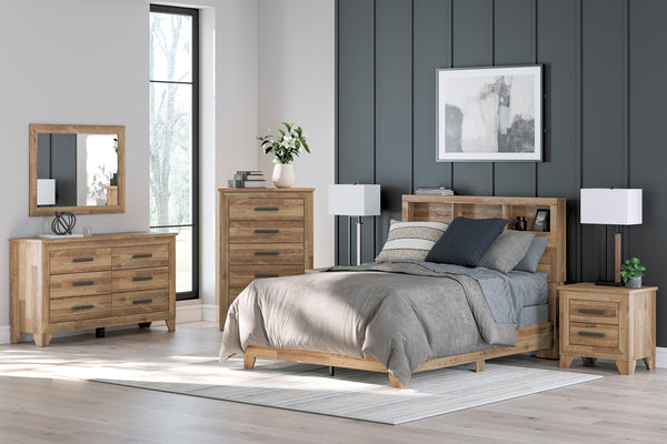 Conjunto de muebles de habitación de madera con cama con estantería en la cabecera, gavetero con espejo y lámparas en una habitación con paredes grises. 