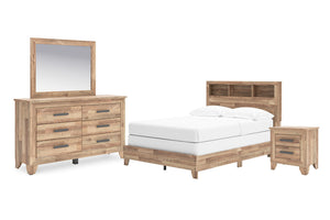 Conjunto de muebles de habitación de madera con cama con estantería en la cabecera, gavetero con espejo, mesa de noche sobre fondo blanco.