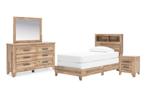 Conjunto de muebles de habitación de madera con cama con estantería en la cabecera, gavetero con espejo, mesa de noche sobre fondo blanco.