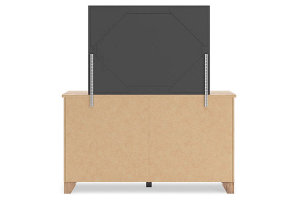 Gavetero de madera con espejo despalda sobre fondo blanco