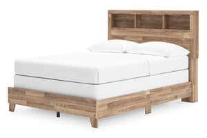 Estructura de camacon estantería en la cabecera de madera con mattress y almohadas blancas sobre fondo blanco.