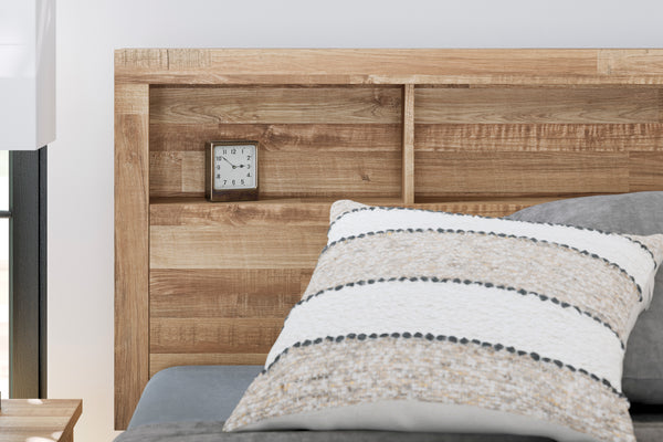 Cabecero de madera con almohadas y un reloj en la pared.