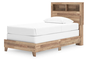 Estructura de cama con estantería en la cabecera de madera con mattress y almohadas blancas sobre fondo blanco.