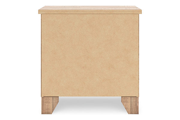 Mesita de noche de madera despalda sobre fondo blanco