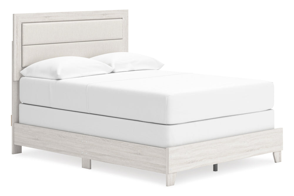 Juego de Habitación en acabado blanco envejecido con cama individual, cómoda, espejo, gavetero alto y mesa de noche. Presentado en una habitación luminosa con textiles en tonos neutros, lámparas decorativas y detalles de estilo rústico contemporáneo.