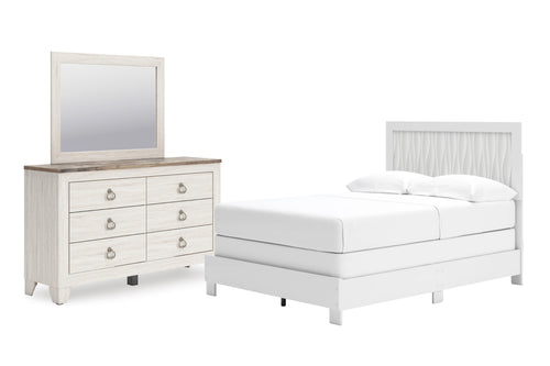 Conjunto de habitación blanco con cama y gavetero con espejo sobre fondo blanco.