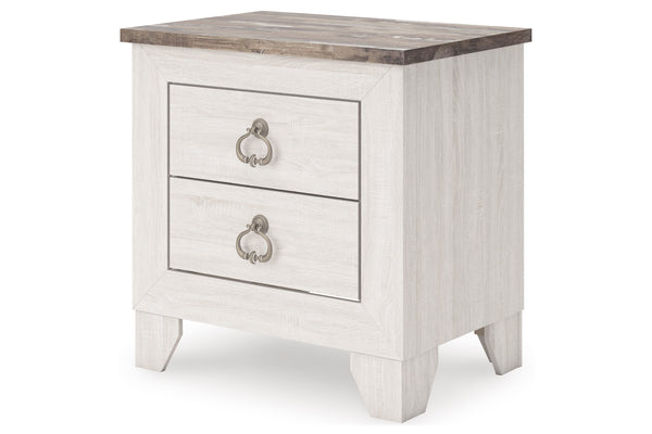 Mesita de noche blanca con dos gavetas y tapa de madera sobre fondo blanco.