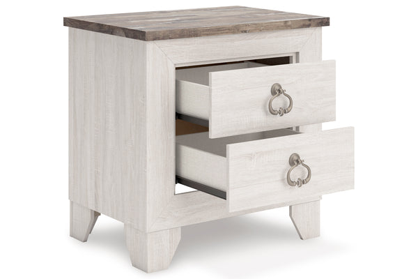 Mesita de noche blanca con dos gavetas abiertas y tapa de madera sobre fondo blanco.