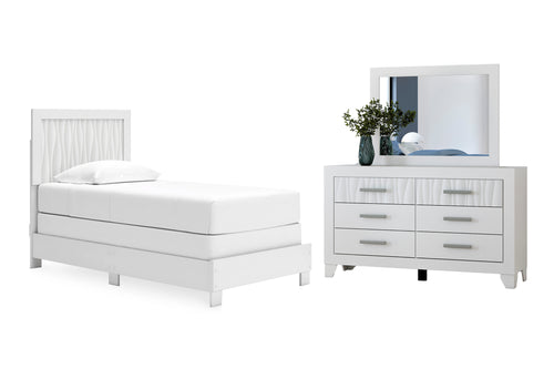 Conjunto de dormitorio blanco con cama y gavetero con espejo sobre fondo blanco.