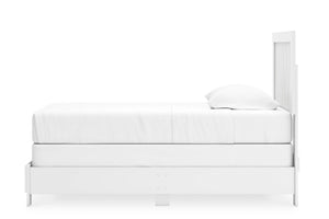 Cama blanca con ropa de cama blanca sobre fondo blanco