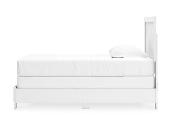 Cama blanca con ropa de cama blanca sobre fondo blanco