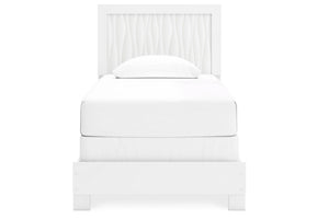 Cama blanca con cabecero sobre fondo blanco