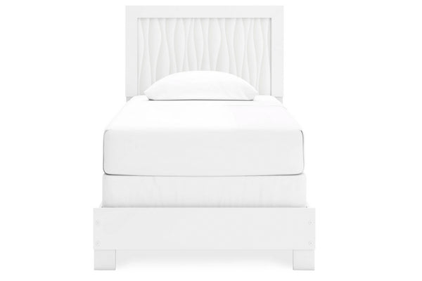 Cama blanca con cabecero sobre fondo blanco