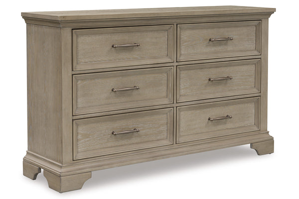 Gavetero de estilo clásico con madera marrón claro con seis gavetas con manijas horizontales de bronce sobre un fondo blanco. 