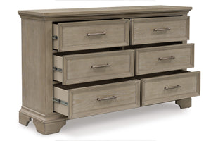 Gavetero de estilo clásico con madera marrón claro con seis gavetas abiertas con manijas horizontales de bronce sobre un fondo blanco. 