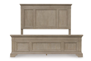 Base de cama de estilo clásico en madera clara con cabecera y pie de cama con paneles decorativos. Incluye estructura visible con soporte de tablillas, presentada sobre fondo blanco de vista frontal de cama. 