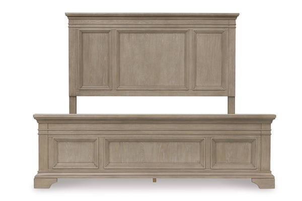 Base de cama de estilo clásico en madera clara con cabecera y pie de cama con paneles decorativos. Incluye estructura visible con soporte de tablillas, presentada sobre fondo blanco de vista frontal de cama. 