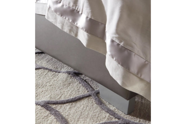 Coralayne Queen Bed, Chest, & Nightstand