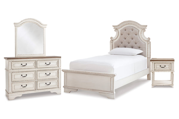 Conjunto de dormitorio antiguo blanco compuesto por una cama, una mesita de noche y un gavetero con espejo sobre fondo blanco.