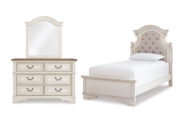 Conjunto de dormitorio antiguo blanco compuesto por una cama y un gavetero con espejo sobre fondo blanco.