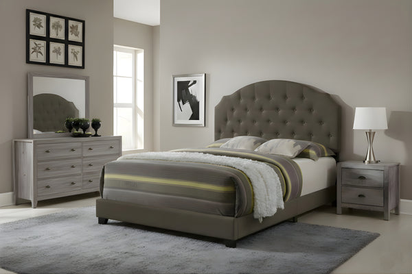 Juego de cuarto de color gris hecho de madera que incluye una cama, un gavetero con espejo y una mesa de noche en una habitación. 