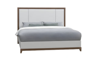 Cama blanca y marrón en un dormitorio moderno.