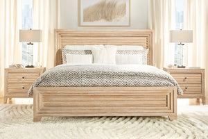 Cama de madera con dos mesitas de noche a juego en un dormitorio