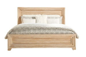 Cama de madera con ropa de cama estampada sobre fondo blanco