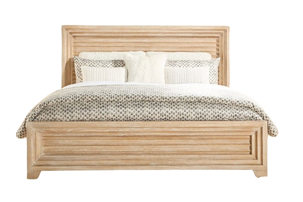 Cama de madera con ropa de cama estampada sobre fondo blanco