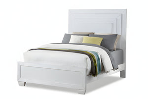 Cama blanca con ropa de cama y almohadas sobre un fondo blanco.